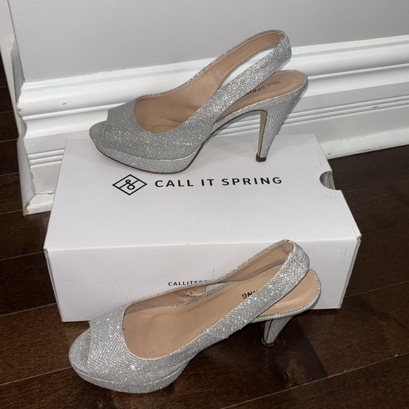 Elegant Silver Peep-Toe Slingback Heels - Picture 1 of 11